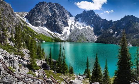 A turquoise alpine lake in the central cascade mountain region of the ...