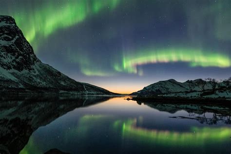 Aurora borealis showing its colors at midnight near Tromsø, Norway (OC ...