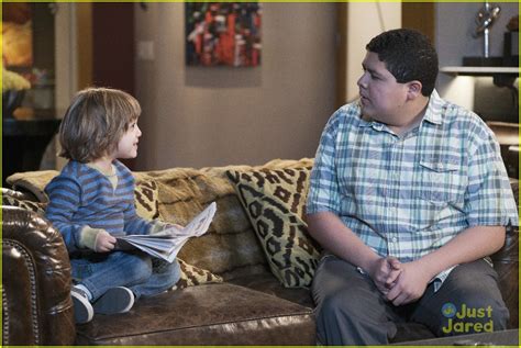 Manny & Joe Grab Some Couch Time on 'Modern Family' Tonight | Photo ...