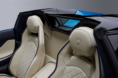 Lamborghini Aventador S Roadster Interior - Car Body Design