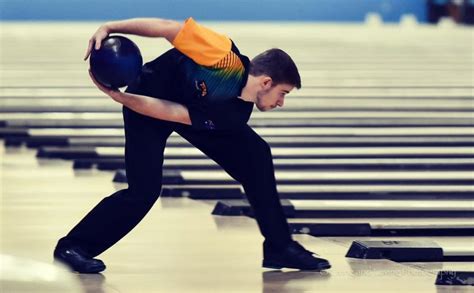 How to bowl 2 handed style (Part 1): The basic concept | happybowlers.com