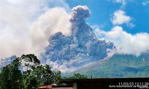 Gunung Merapi meletus