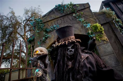 We rank 8 Knott’s Scary Farm mazes for scares, surprises and, yes ...