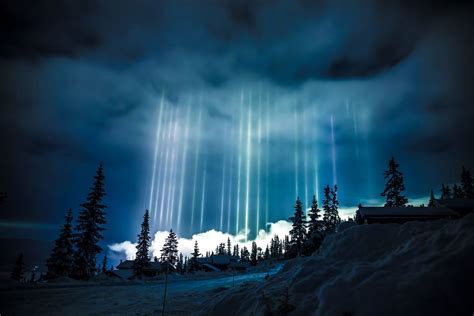 Photographer Captures Amazing Light Pillars In Northern Ontario (10 ...