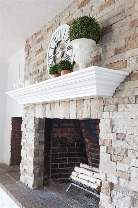 DIY fireplace and mantel makeover. Click over to see how I transformed ...