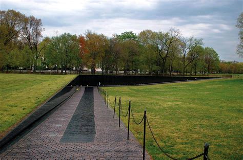 Vietnam Veterans Memorial [Maya Lin] | Sartle - Rogue Art History