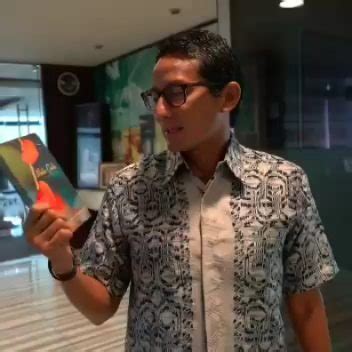 Sandiaga Uno Mempromosikan Salah Satu Buku Terbitan SIP - SIP Publishing