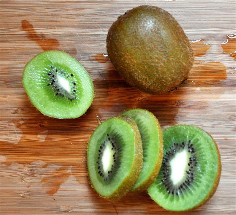 Kiwi Fruit – Determining Sex of Vine | Walter Reeves: The Georgia Gardener