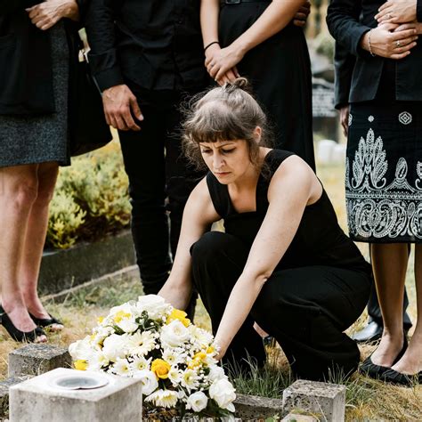 Funeral Etiquette: 14 Things You Should Do at a Funeral Service