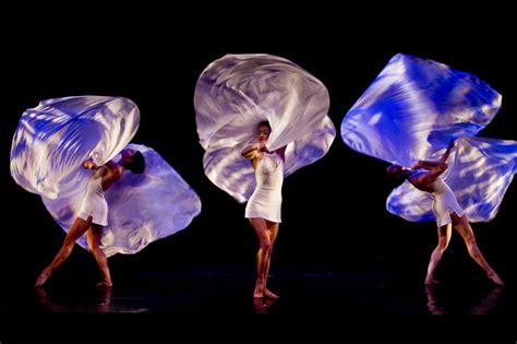 MOMIX "VIVA MOMIX" | DANCECleveland | Modern and Contemporary Dance in ...