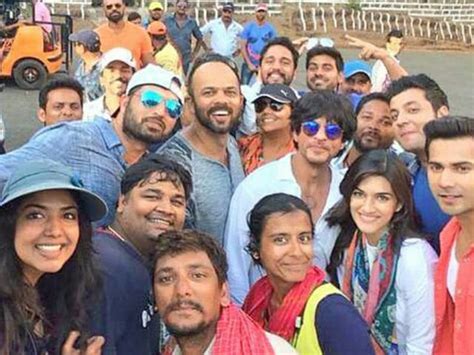 Shah Rukh Khan Surprises Dilwale Cast and Crew With Goa Visit