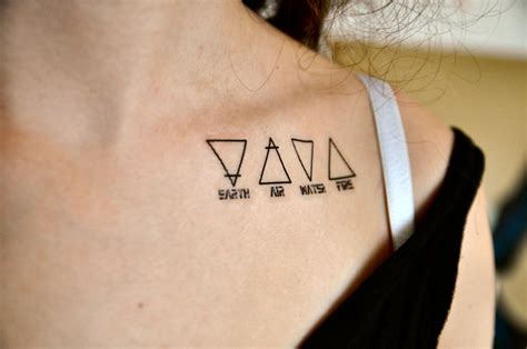 Mujer con tatuajes de triángulos en la clavícula | Tattoos with meaning ...