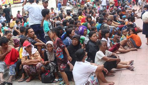 Berharap Angpao, Ratusan Pengemis Ramaikan Kawasan Petak Sembilan ...