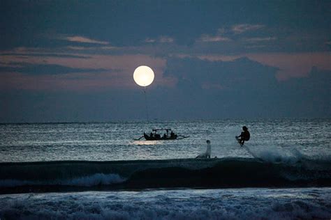 Gambar Pemandangan Laut Malam Hari