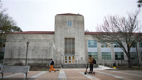 University of Houston System approves textbook flat fees