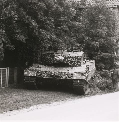 Dutch Leopard 2A4 with experimental camouflage, 1984 : r/TankPorn