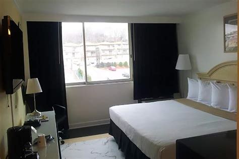 Ramada by Wyndham North Bergen | North Bergen, NJ Hotels