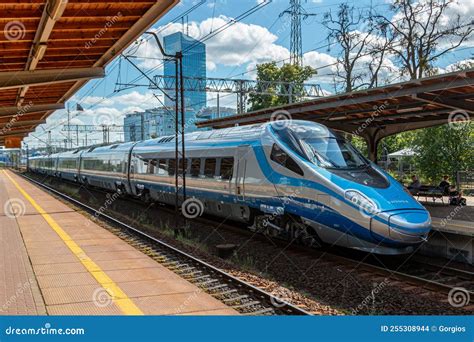 Pendolino train editorial stock image. Image of intercity - 255308944