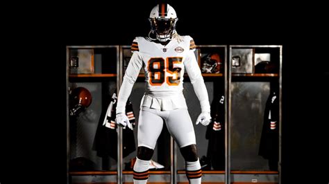 Cleveland Browns Reveal White Helmets For 1946 Throwback Uniforms ...