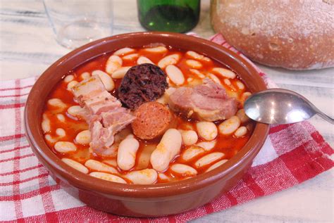 Fabada asturiana - Receta tradicional - Con cuchara y cucharon