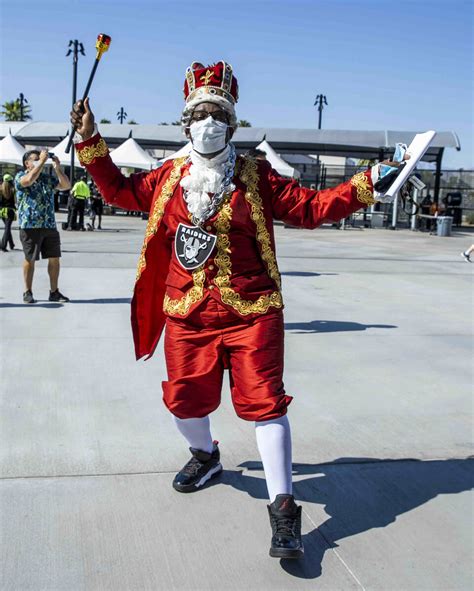 Raiders’ fans in full costume for Dolphins game in Las Vegas — PHOTOS ...