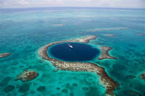 The Great Blue Hole, located just 100 kilometers... : wanderologie