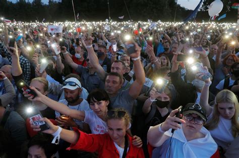 Lukashenko puts army on alert as scores attend protests | Daily Sabah