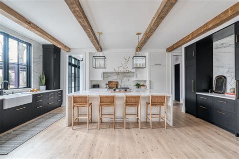 Black and White Modern Farmhouse Kitchen - Home Bunch Interior Design Ideas