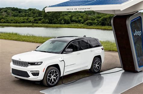 Jeep Grand Cherokee 4xe plug-in hybrid revealed at Stellantis EV Day ...