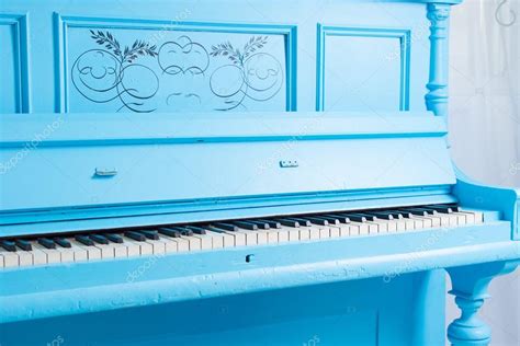 Azul colorido piano ereto — Stock Photo © Vaicheslav #63613095