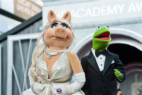 Hi-Res Photos Of Kermit And Miss Piggy Arriving At The Oscars! | Rama's ...