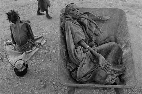 infoblogger: Famine In Somalia, James Nachtwey, 1992