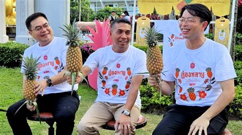 Governor promotes Phuket pineapple for Chinese New Year