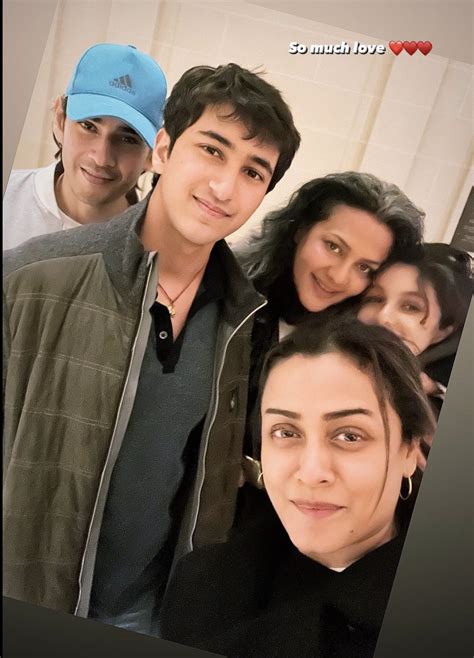 Mahesh Babu, Wife Namrata Shirodkar And Kids Gautam And Sitara Flash ...