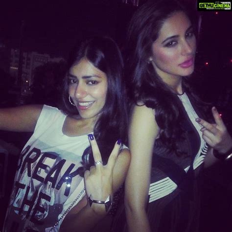 Nargis Fakhir Instagram - Oh u know what time it is! @fionadsouza14 get ...