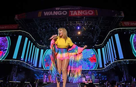 Taylor Swift Dressed in Head-to-Toe Rainbow to Kick Off Pride Month ...