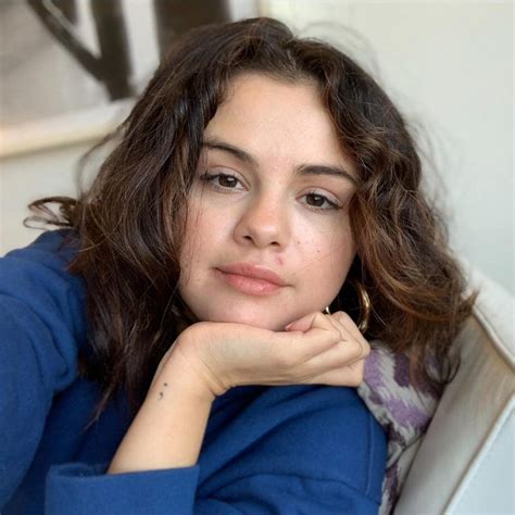 Selena Gomez shows off fresh no-makeup face and natural curls - ABC News