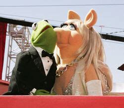 Miss Piggy And Kermit Kissing