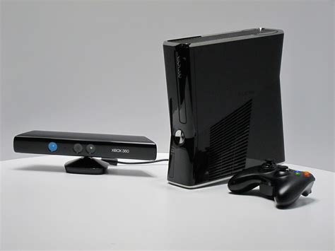 File:Kinect and Xbox 360 at E3 2010.jpg - Wikimedia Commons