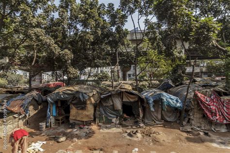 Foto de Dhaka / Bangladesh - November 2012: People live in slums just ...