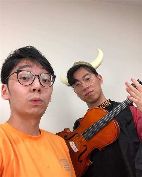 Comic violin duo are muted by mystery illness - Slippedisc