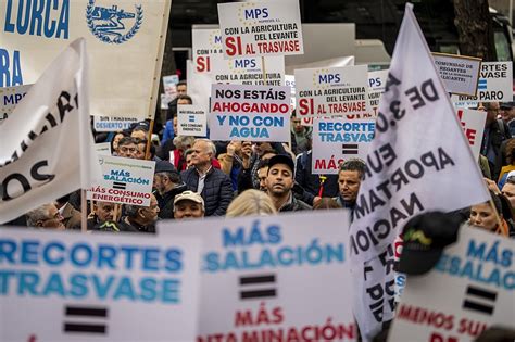 Spanish farmers protest river rules