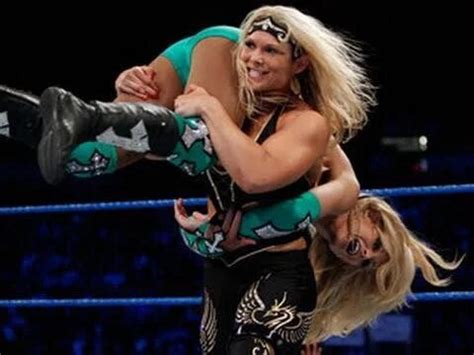 Beth Phoenix ots carries Michelle McCool : otsCarriesInWrestling