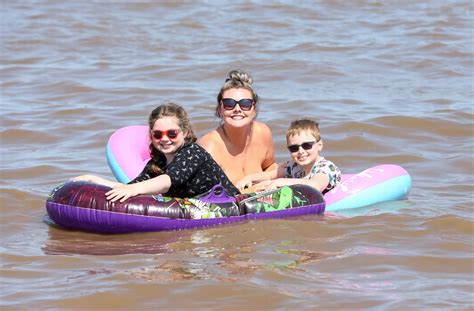 IN PICTURES - hundreds flock to Skegness beach to enjoy the hot weather ...