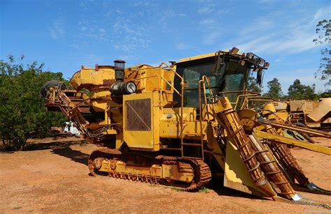 SUGAR CANE HARVESTER John Deere CHT 2500B | www.tradekey.com