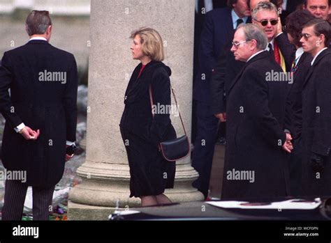 Mary Austin, Freddie Mercury la ex novia en el rock star's funeral en ...