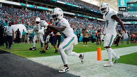 Tyreek Hill uses cellphone to record backflip touchdown celebration