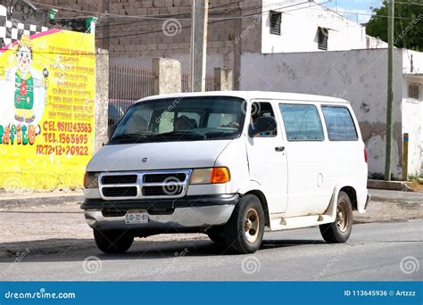 Dodge Ram Van photo éditorial. Image du petit, détour - 113645936