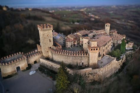 Vigoleno near Piacenza, Italy [OC] : r/europe