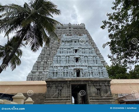 The Famous Arunachalam Temple Towers, Tamilnadu Stock Photo - Image of ...